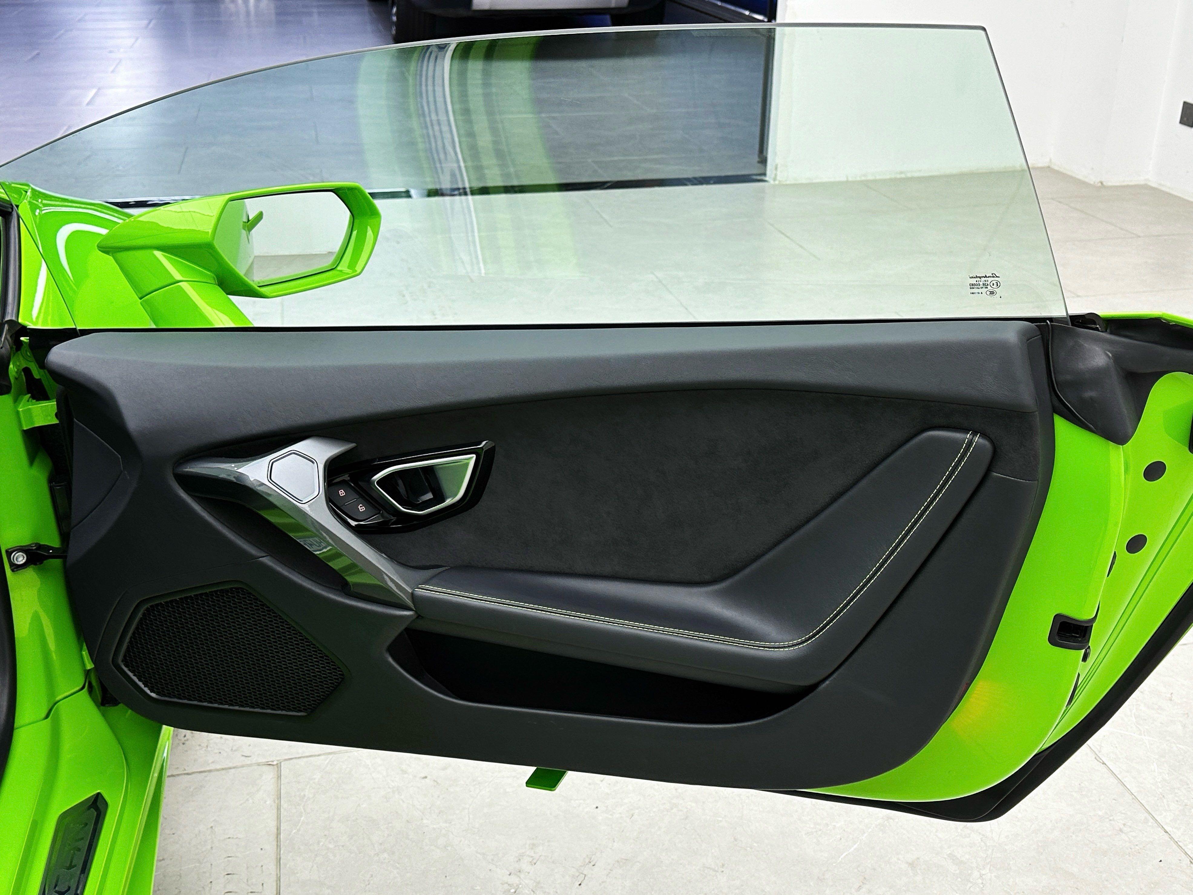 Lamborghini Huracán 2016 thumb 8