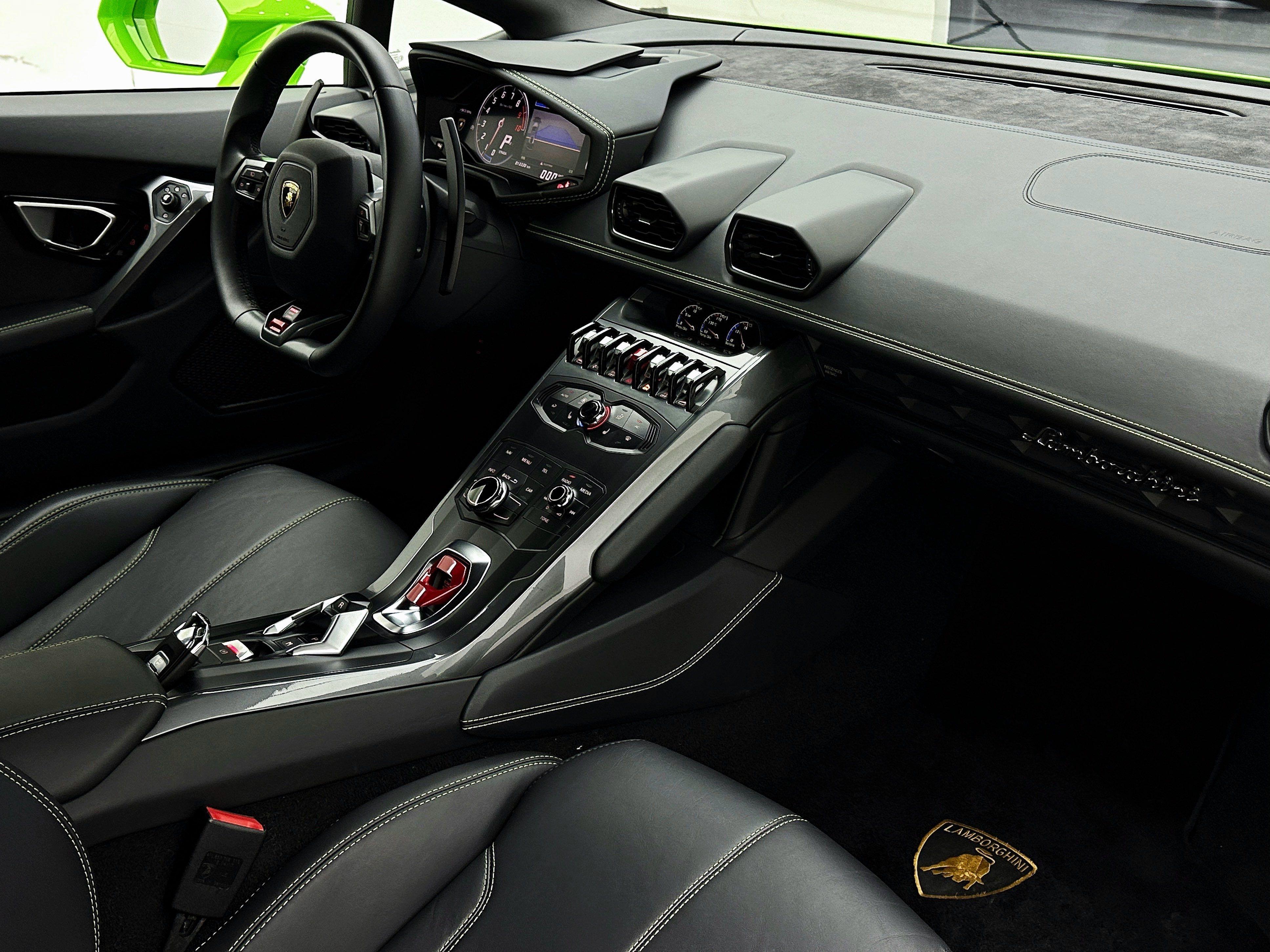 Lamborghini Huracán 2016 thumb 11