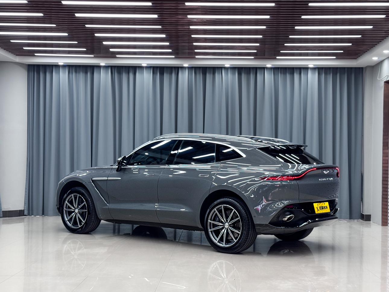 Aston Martin DBX 2023 thumb 2