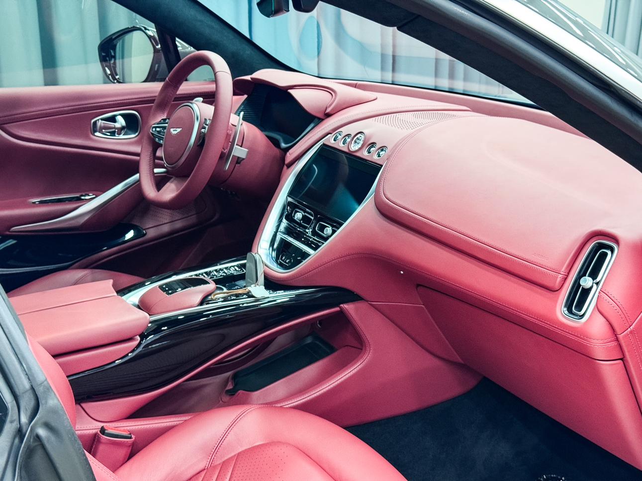 Aston Martin DBX 2023 thumb 4
