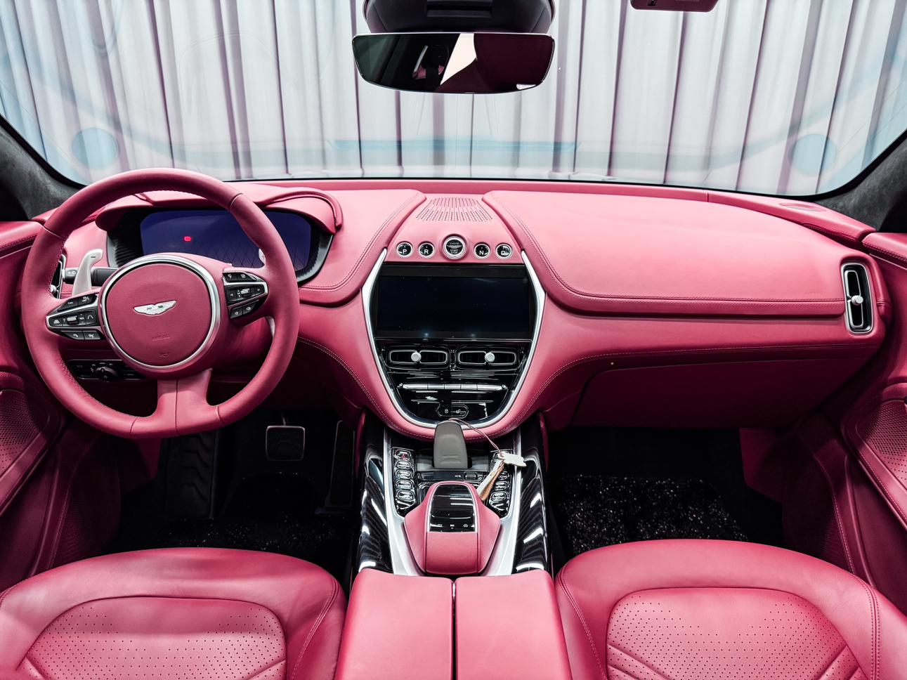 Aston Martin DBX 2023 thumb 5