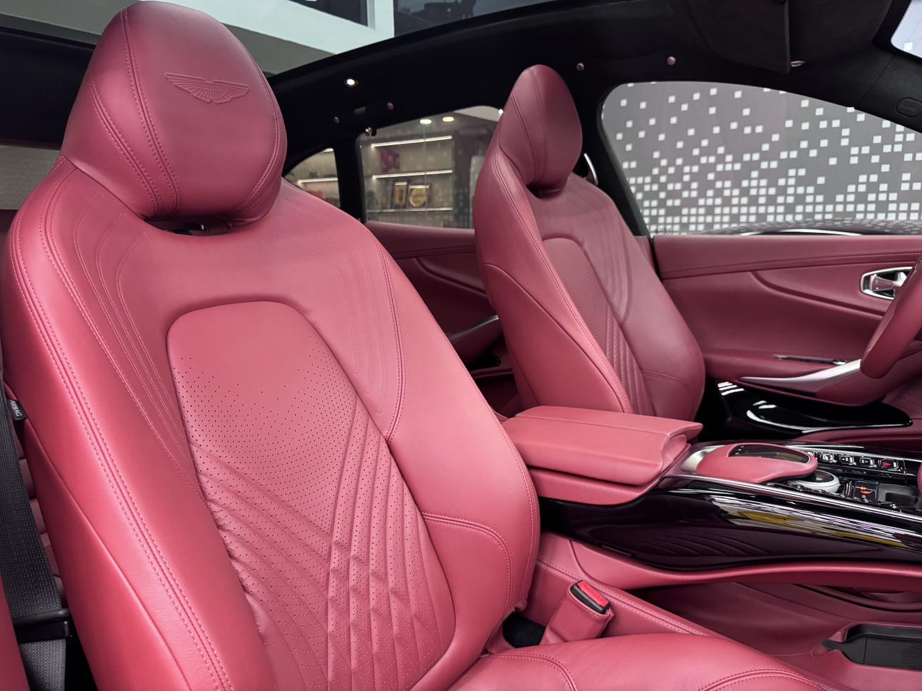 Aston Martin DBX 2023 thumb 7