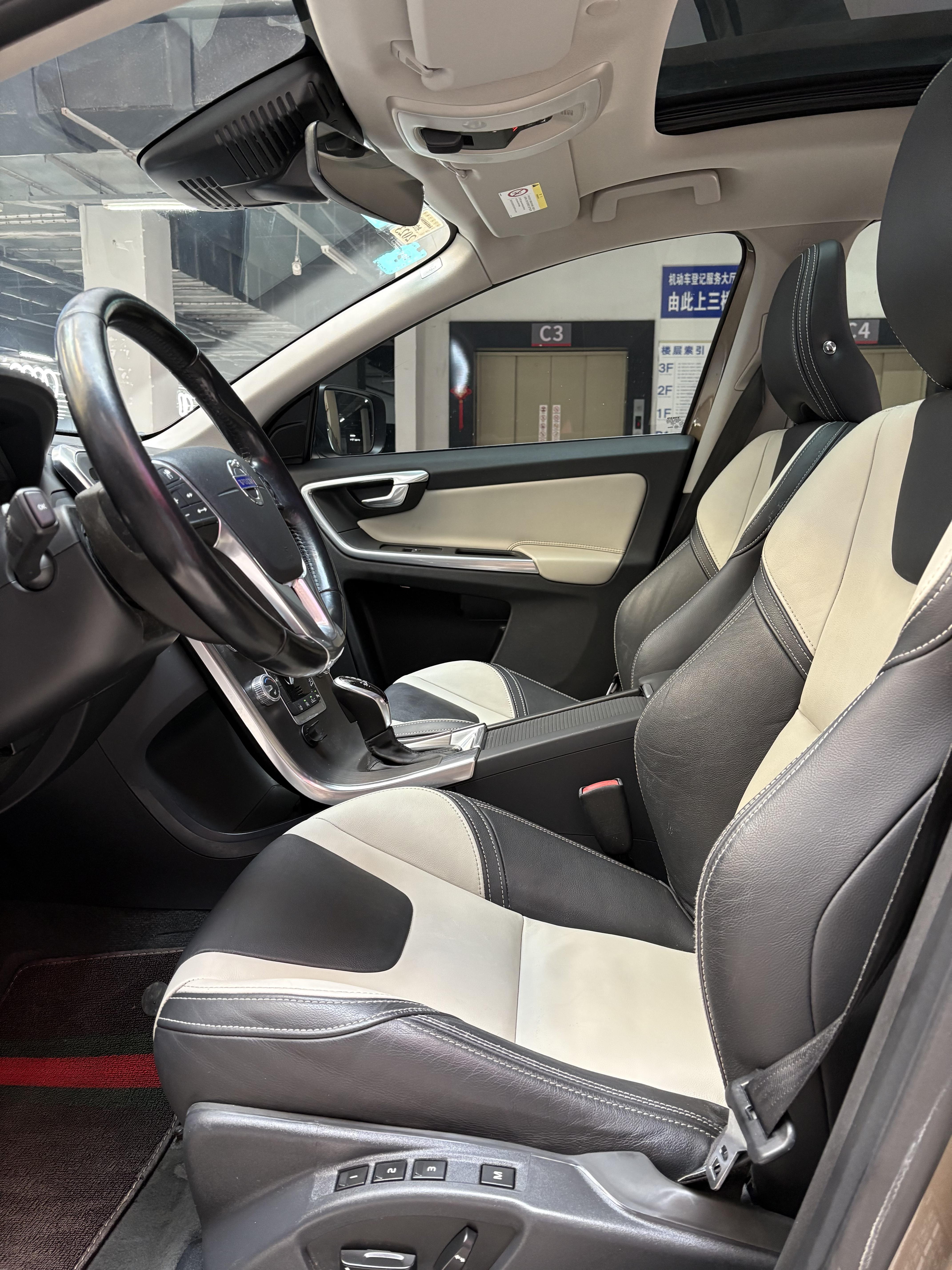 Volvo XC60 2015 thumb 7