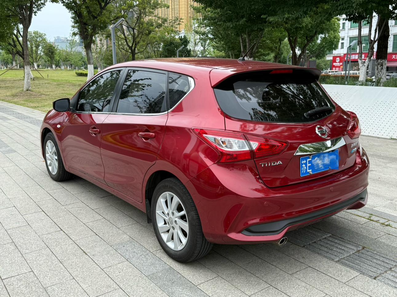 Nissan Tiida 2016 thumb 2