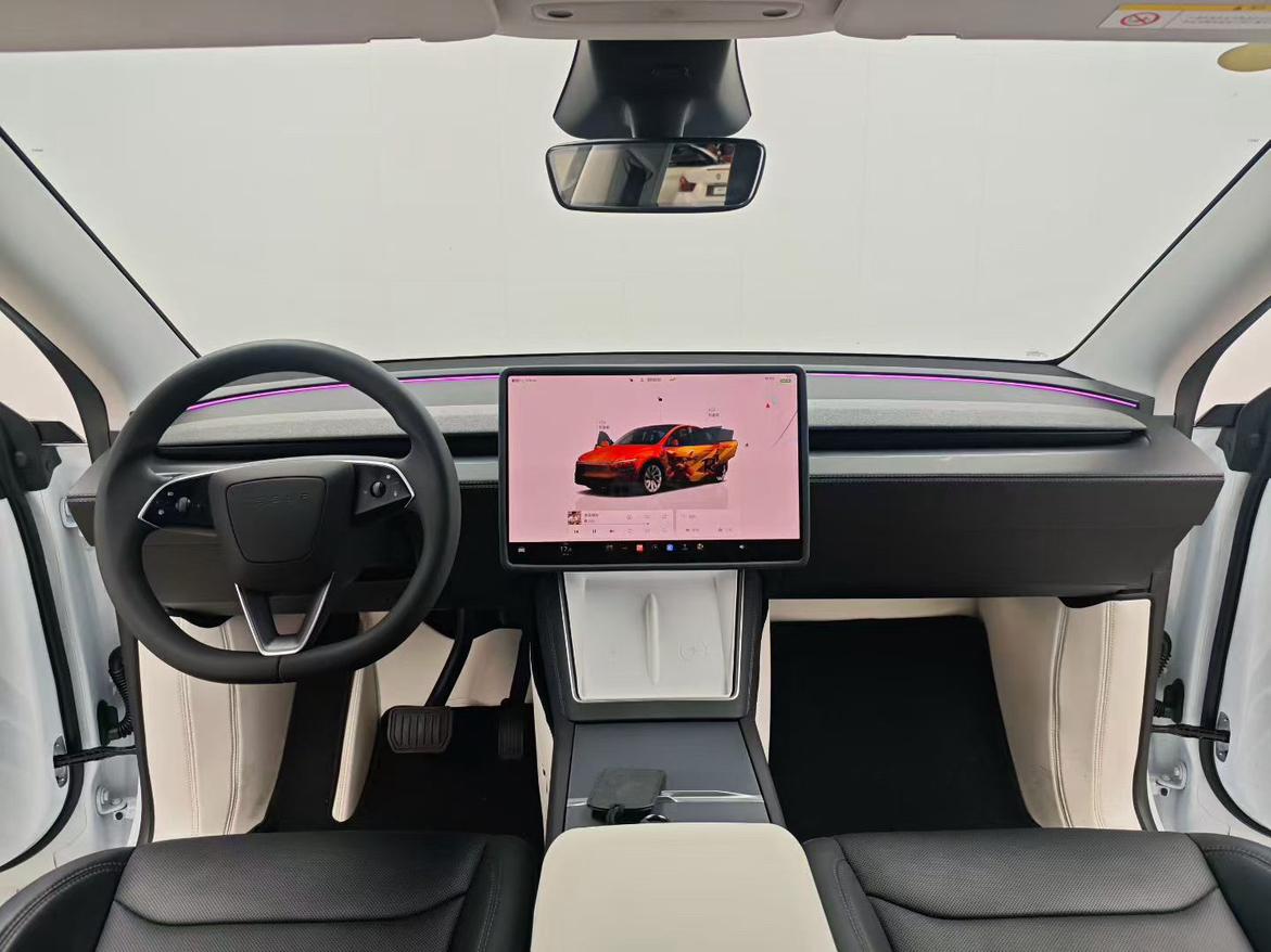 Tesla Model Y 2025 thumb 5