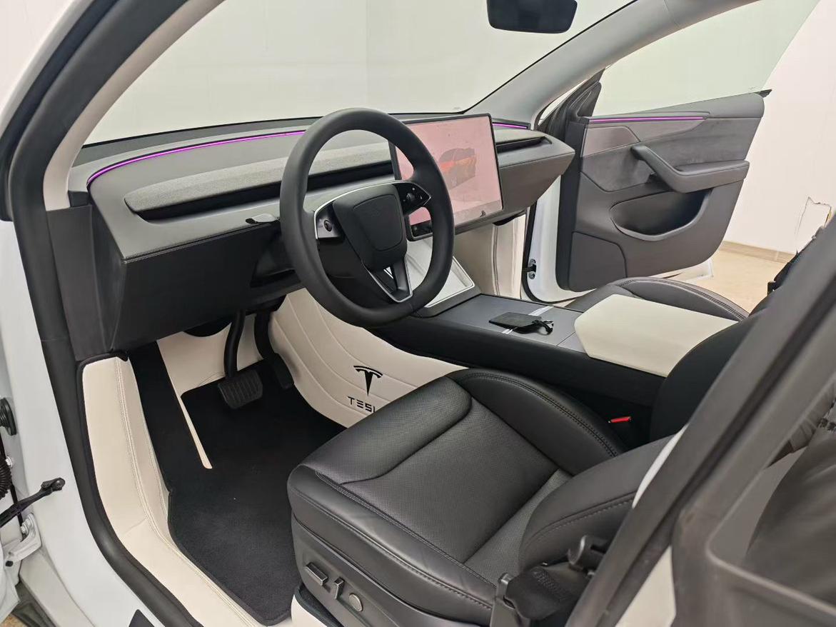 Tesla Model Y 2025 thumb 6