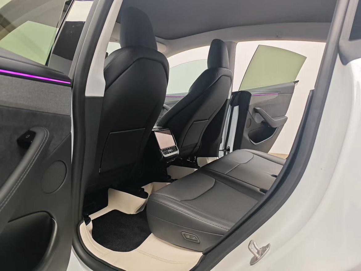 Tesla Model Y 2025 thumb 7