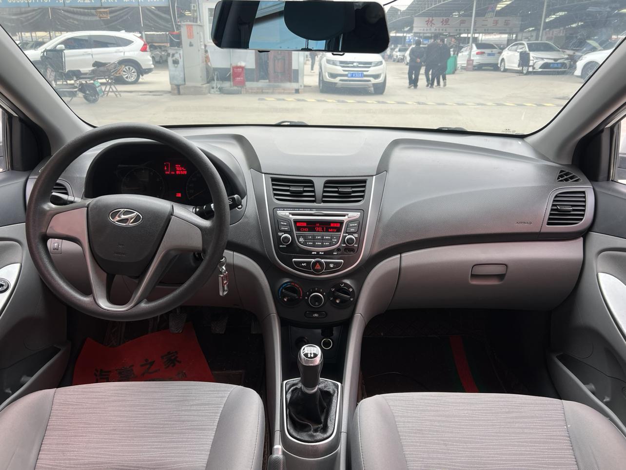 Hyundai Solaris 2014 thumb 4