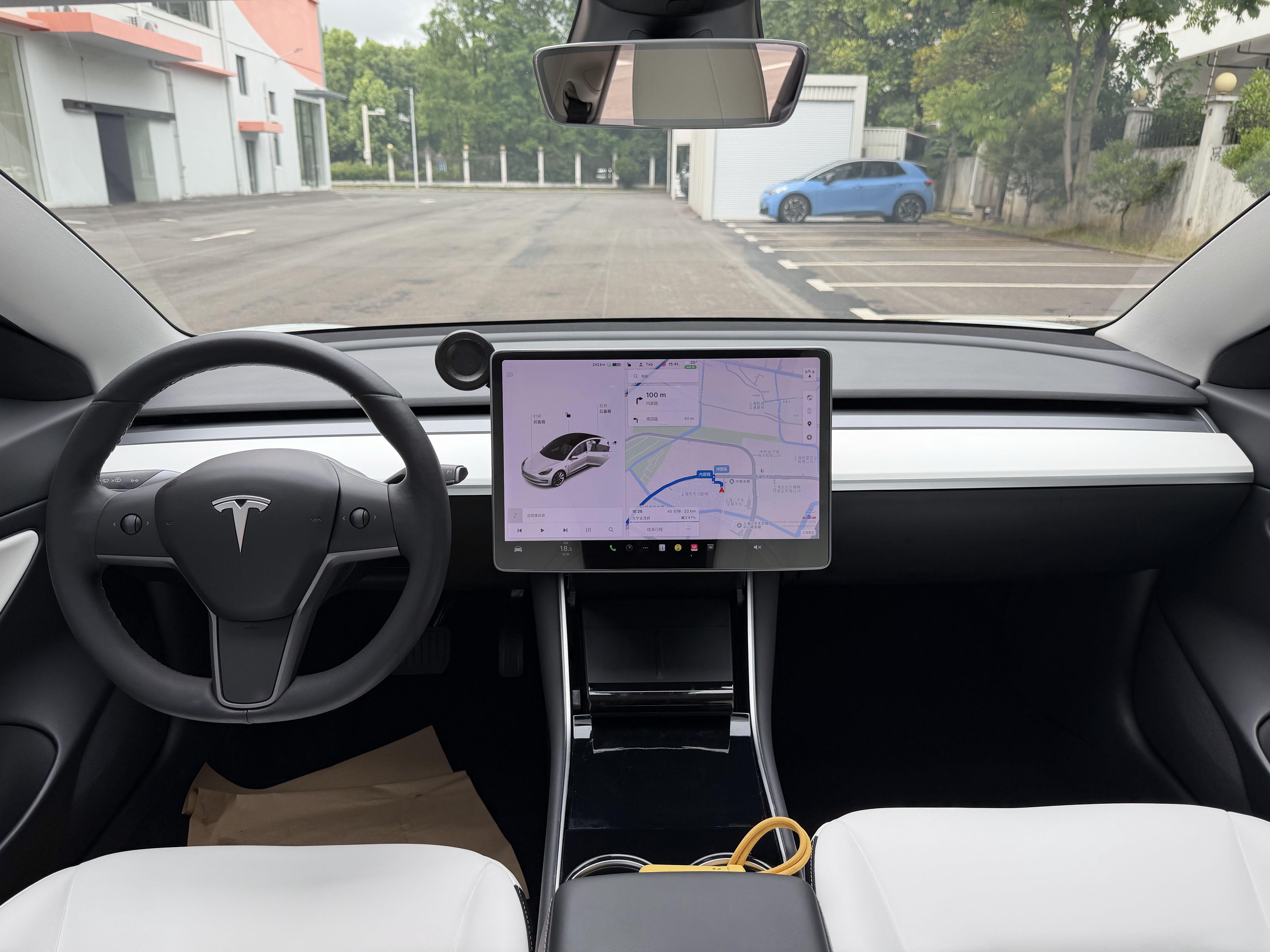 Tesla Model 3 2020 thumb 8