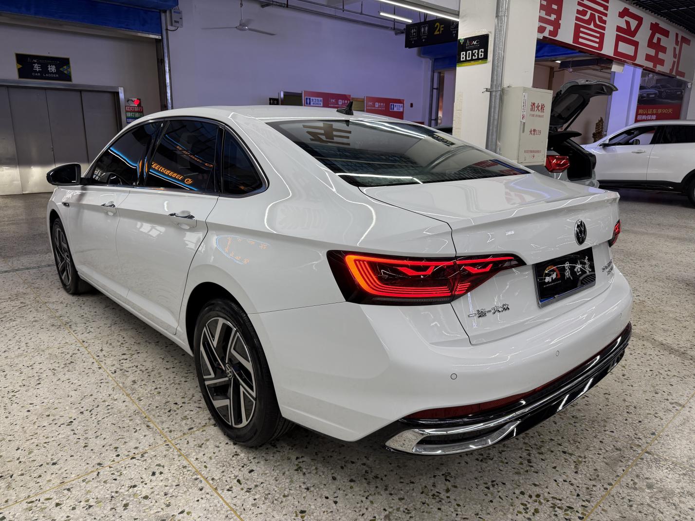 Volkswagen Sagitar 2023 thumb 2