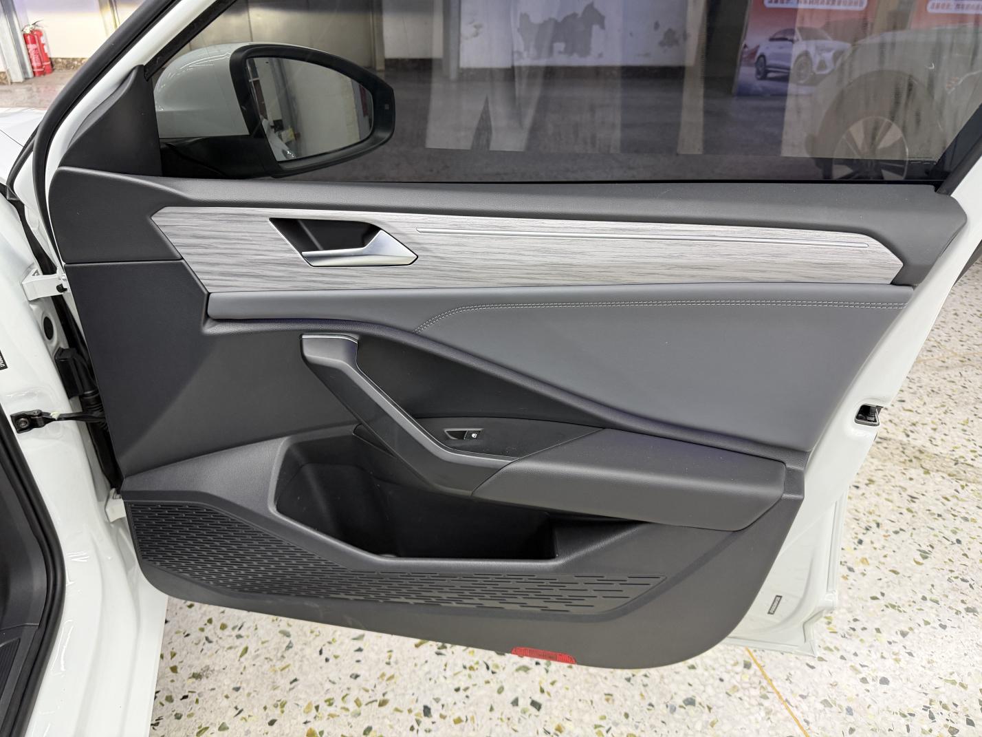 Volkswagen Sagitar 2023 thumb 9