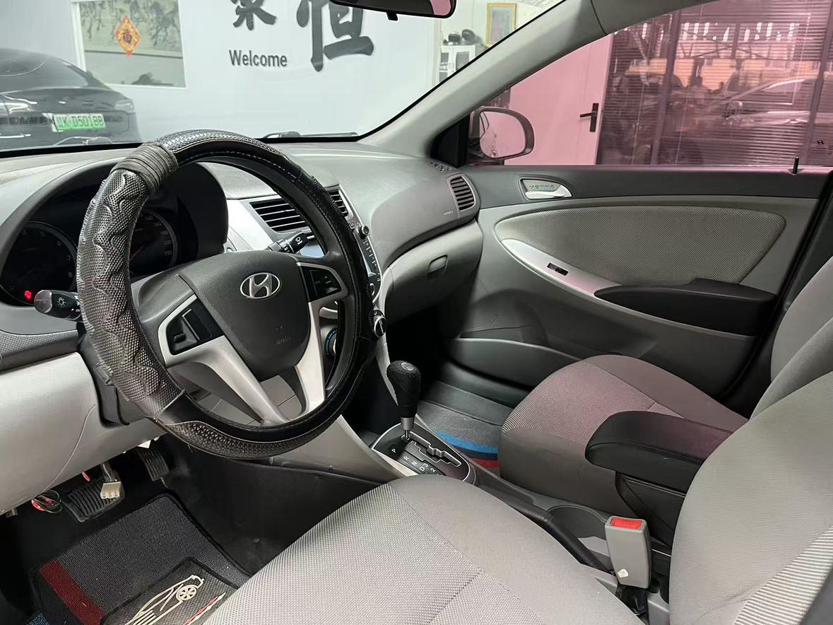 Hyundai Solaris 2010 thumb 6