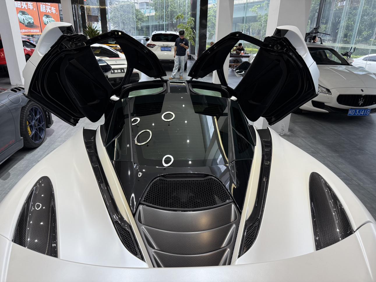 McLaren 720S 2019 thumb 4