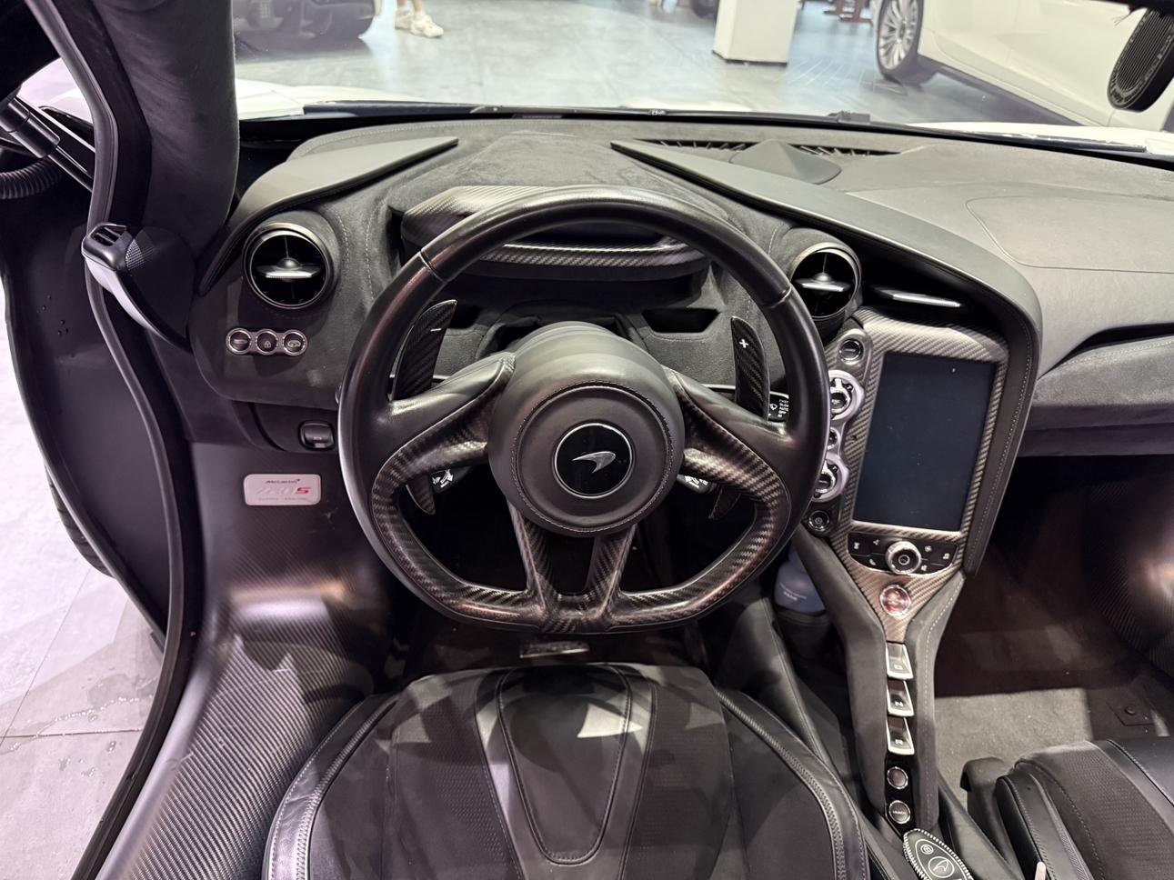 McLaren 720S 2019 thumb 7