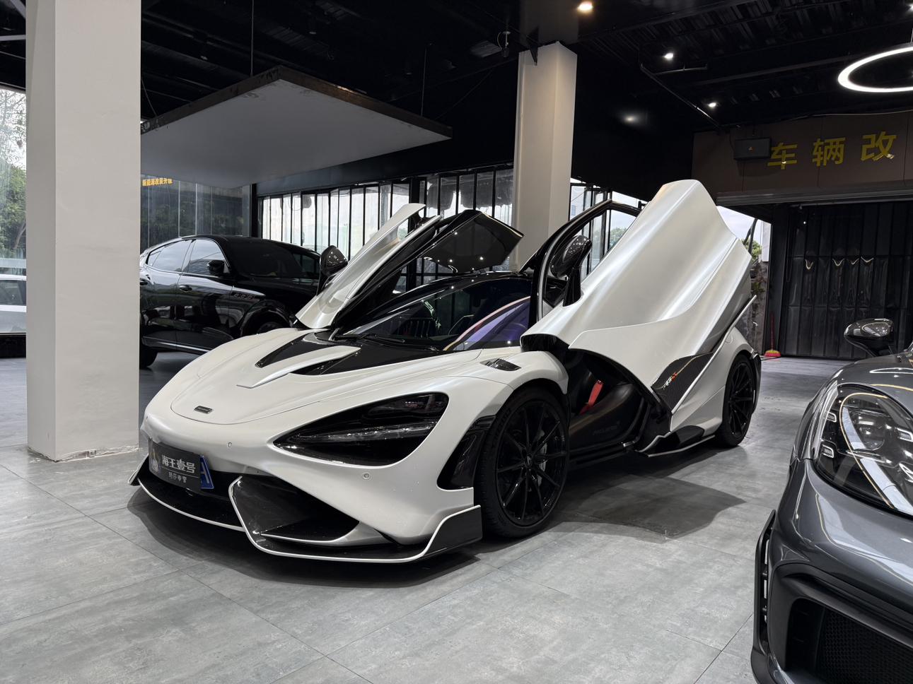McLaren 720S 2019 thumb 8