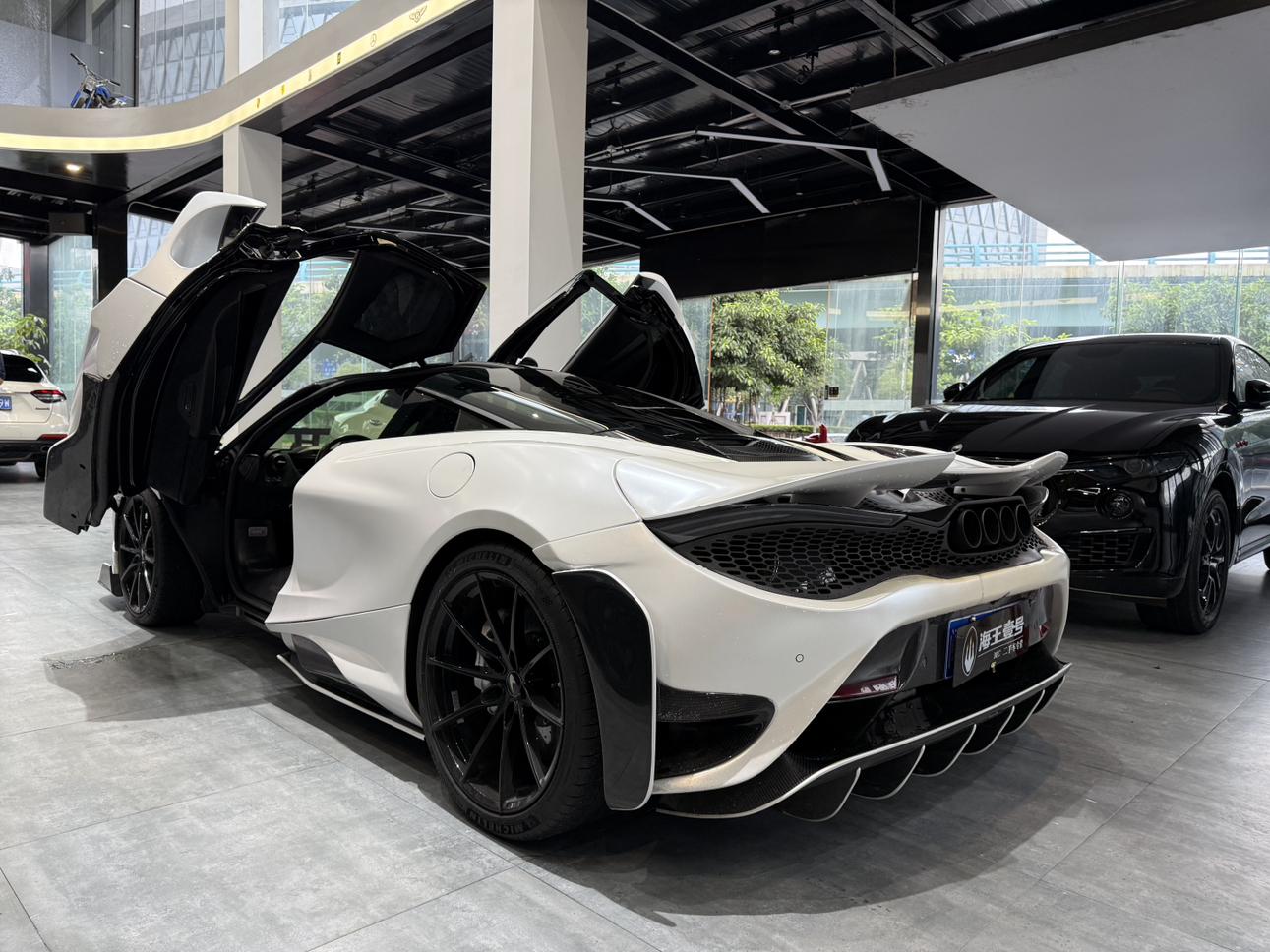 McLaren 720S 2019 thumb 10
