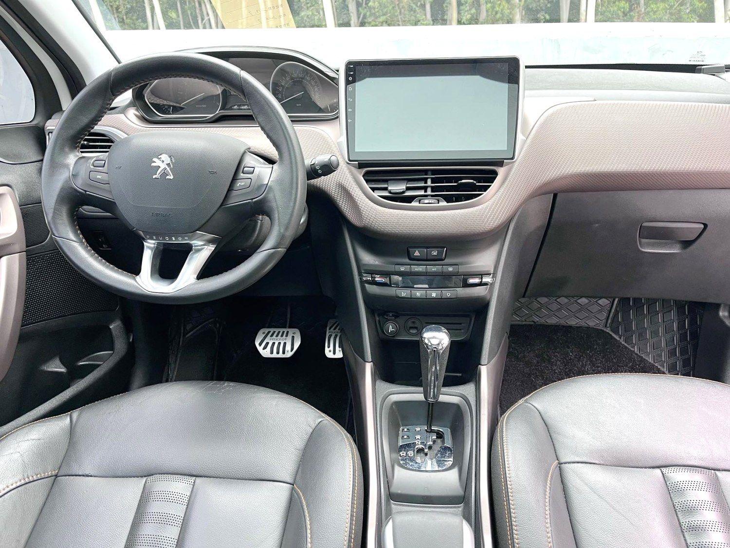 Peugeot 2008 2015 thumb 6