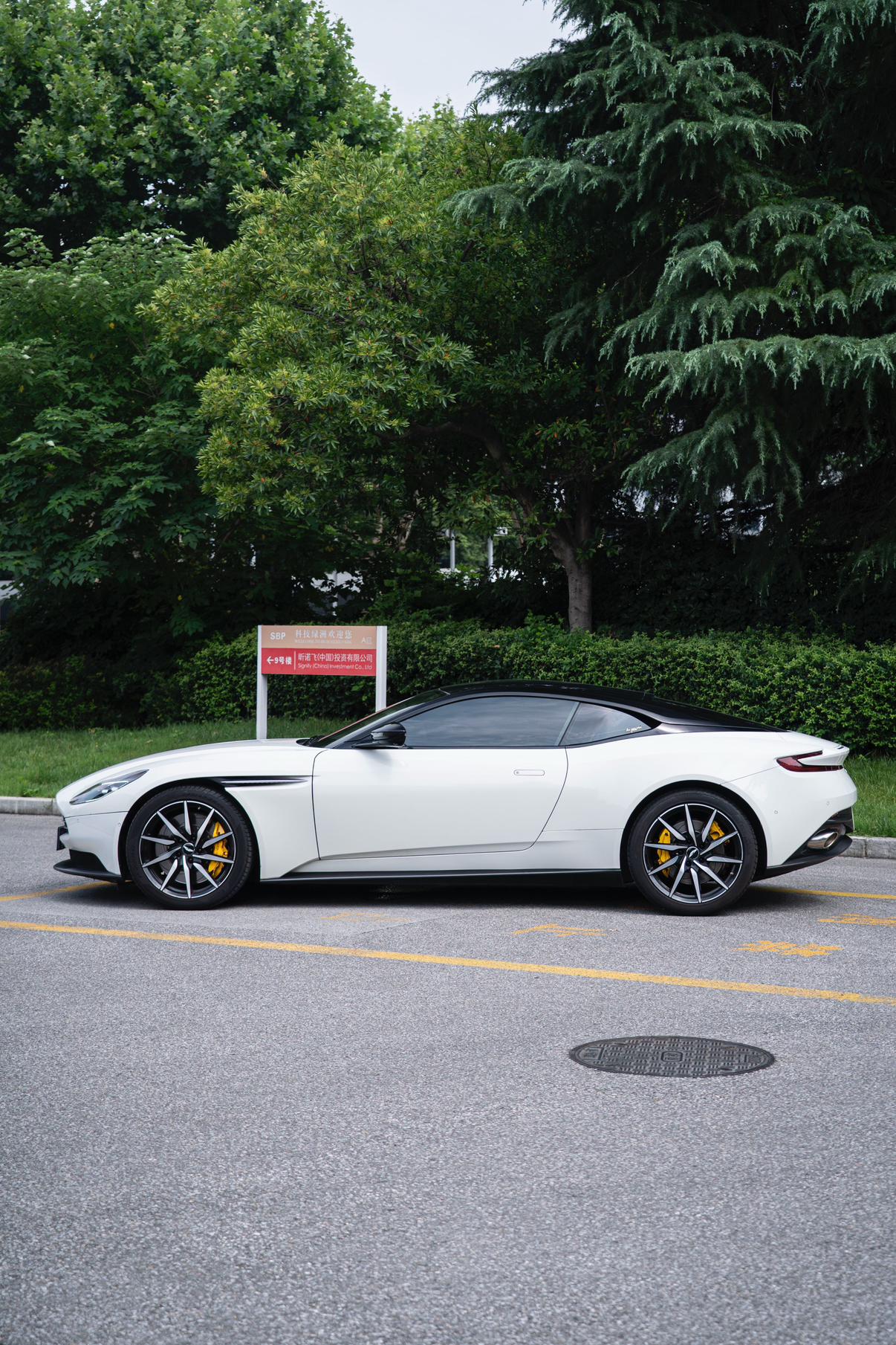 Aston Martin DB11 2019 thumb 2