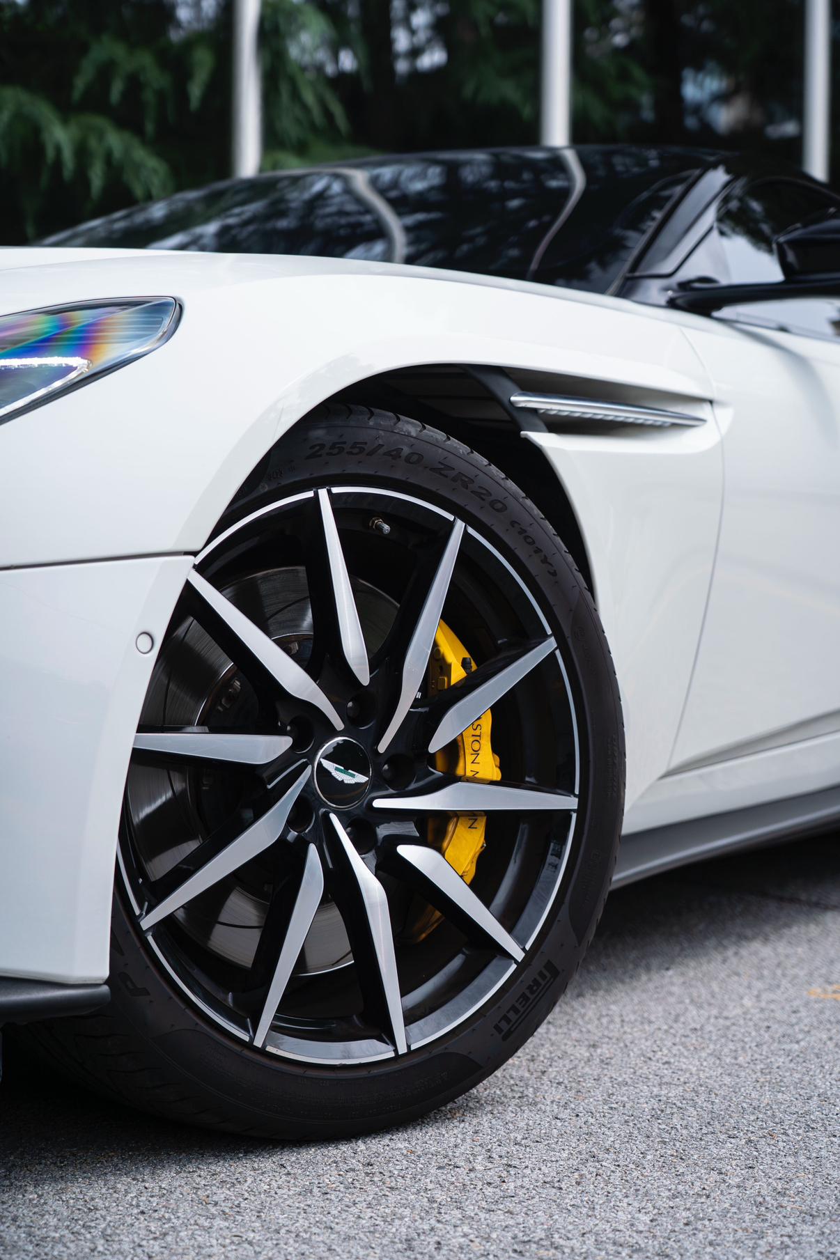 Aston Martin DB11 2019 thumb 5
