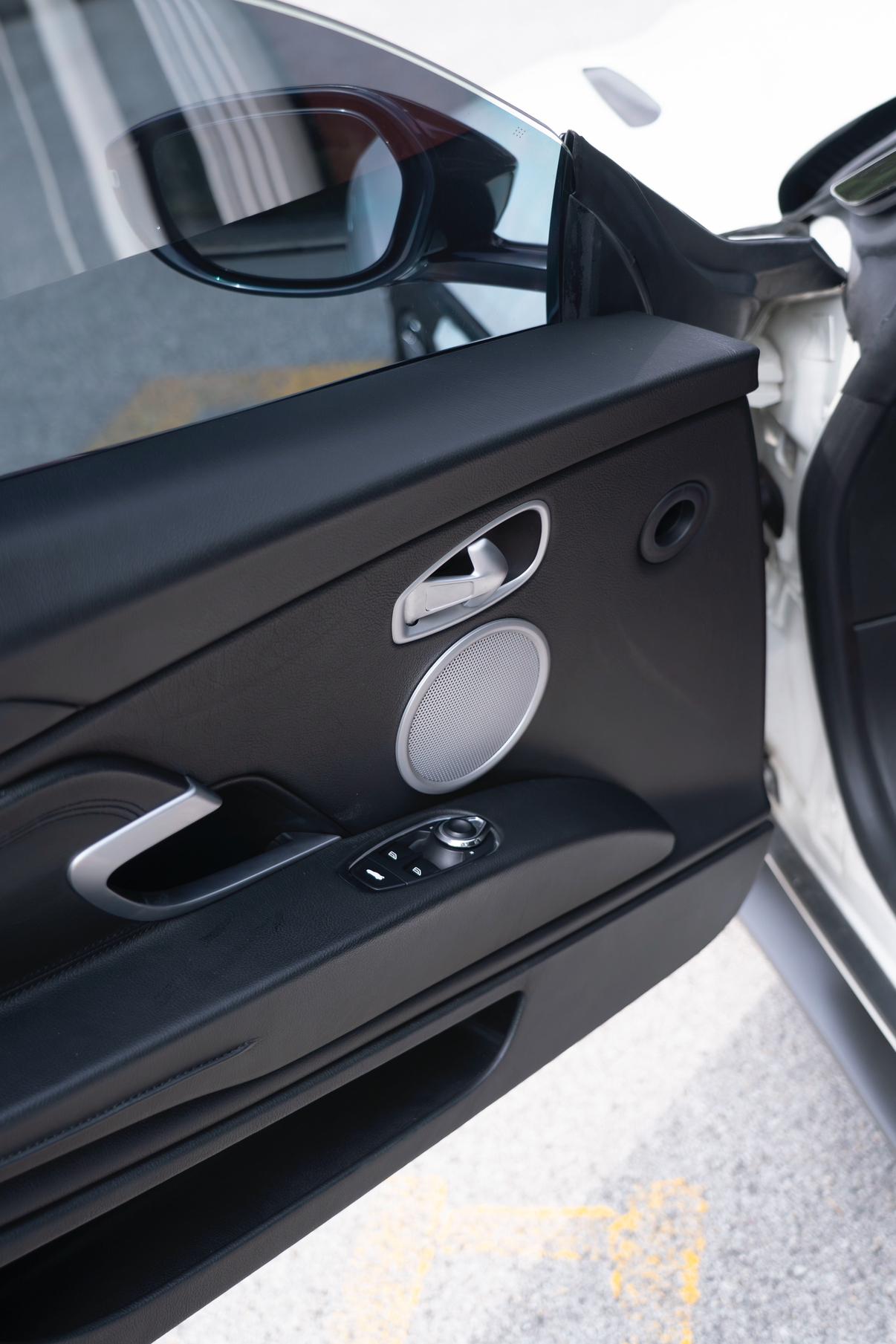 Aston Martin DB11 2019 thumb 6