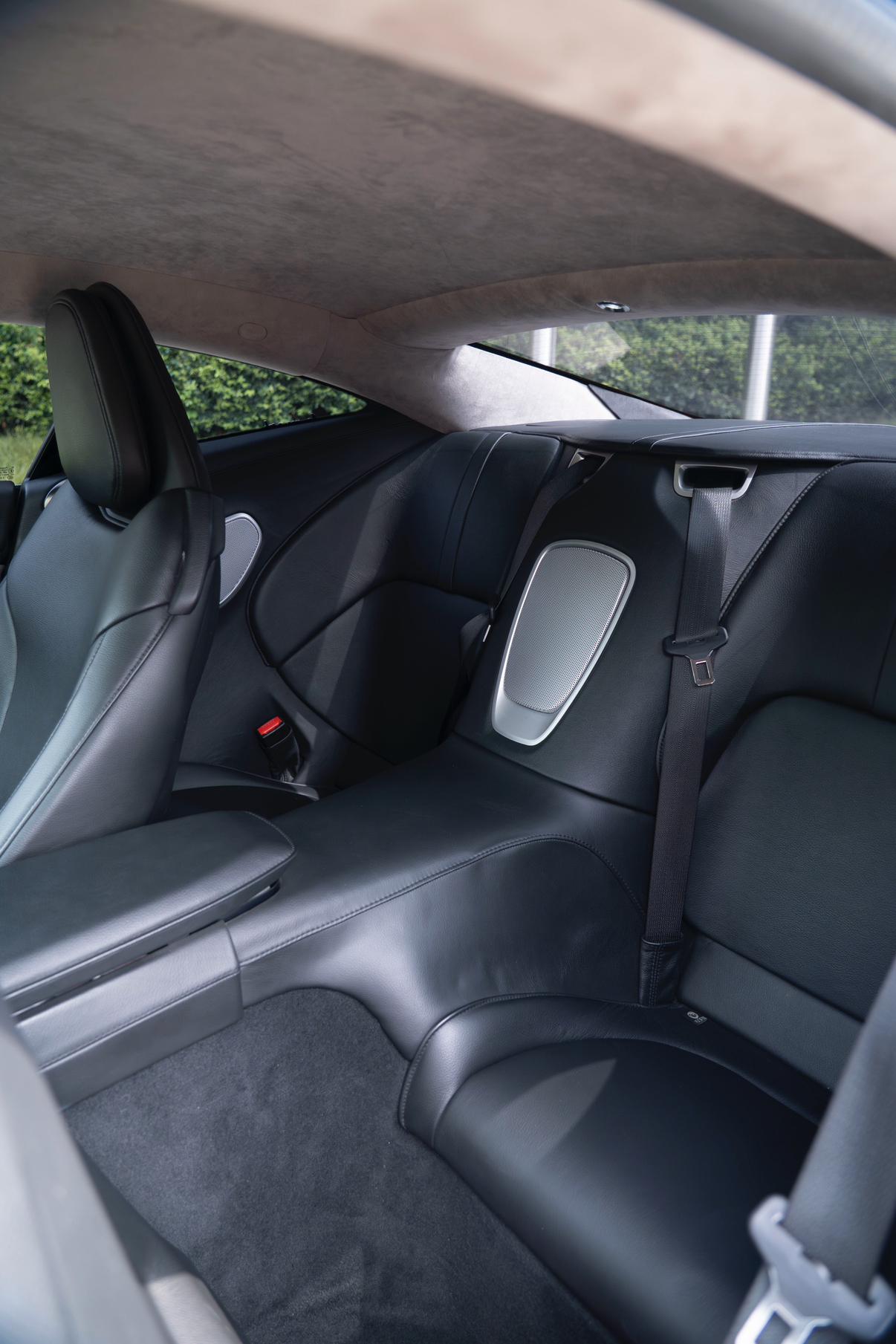 Aston Martin DB11 2019 thumb 7