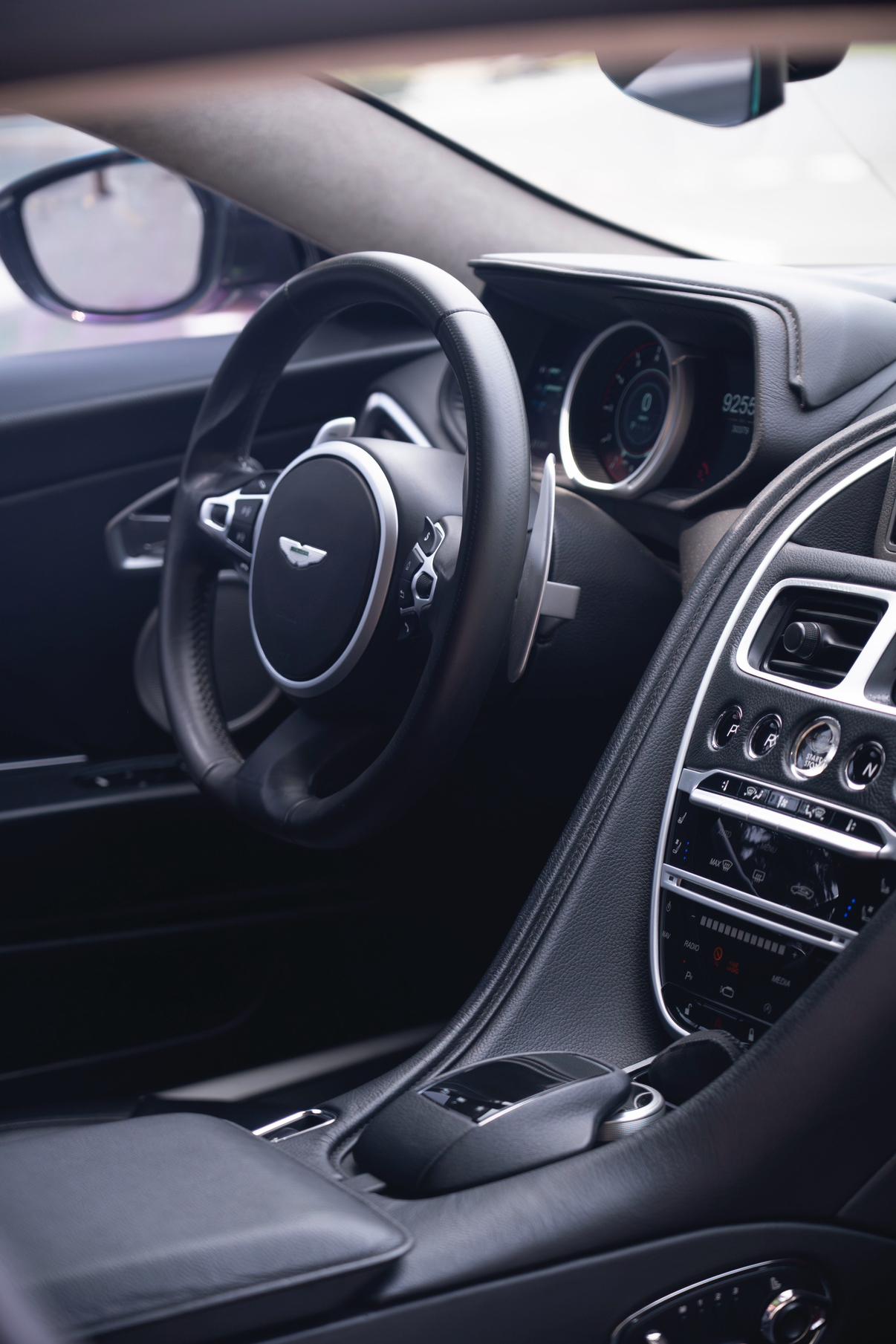Aston Martin DB11 2019 thumb 8