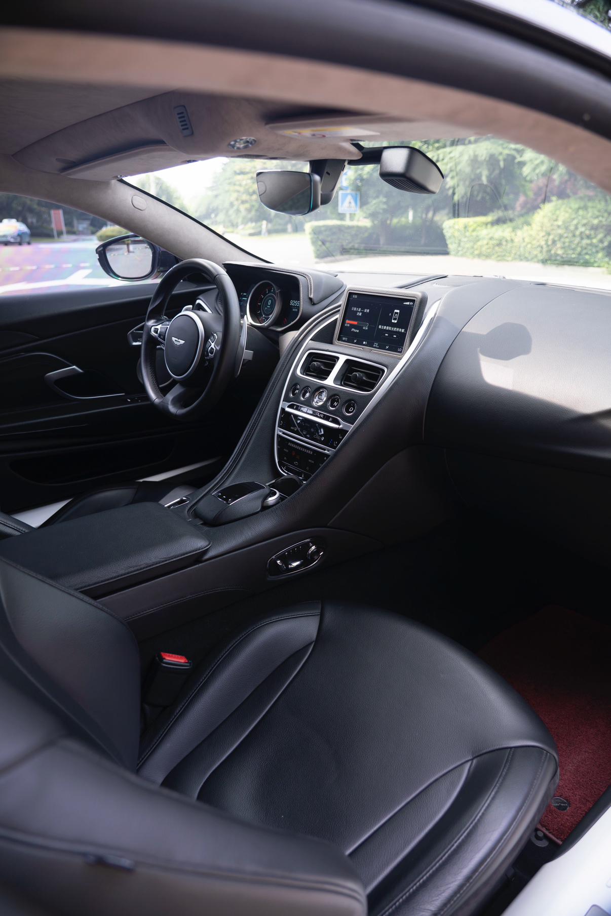 Aston Martin DB11 2019 thumb 9