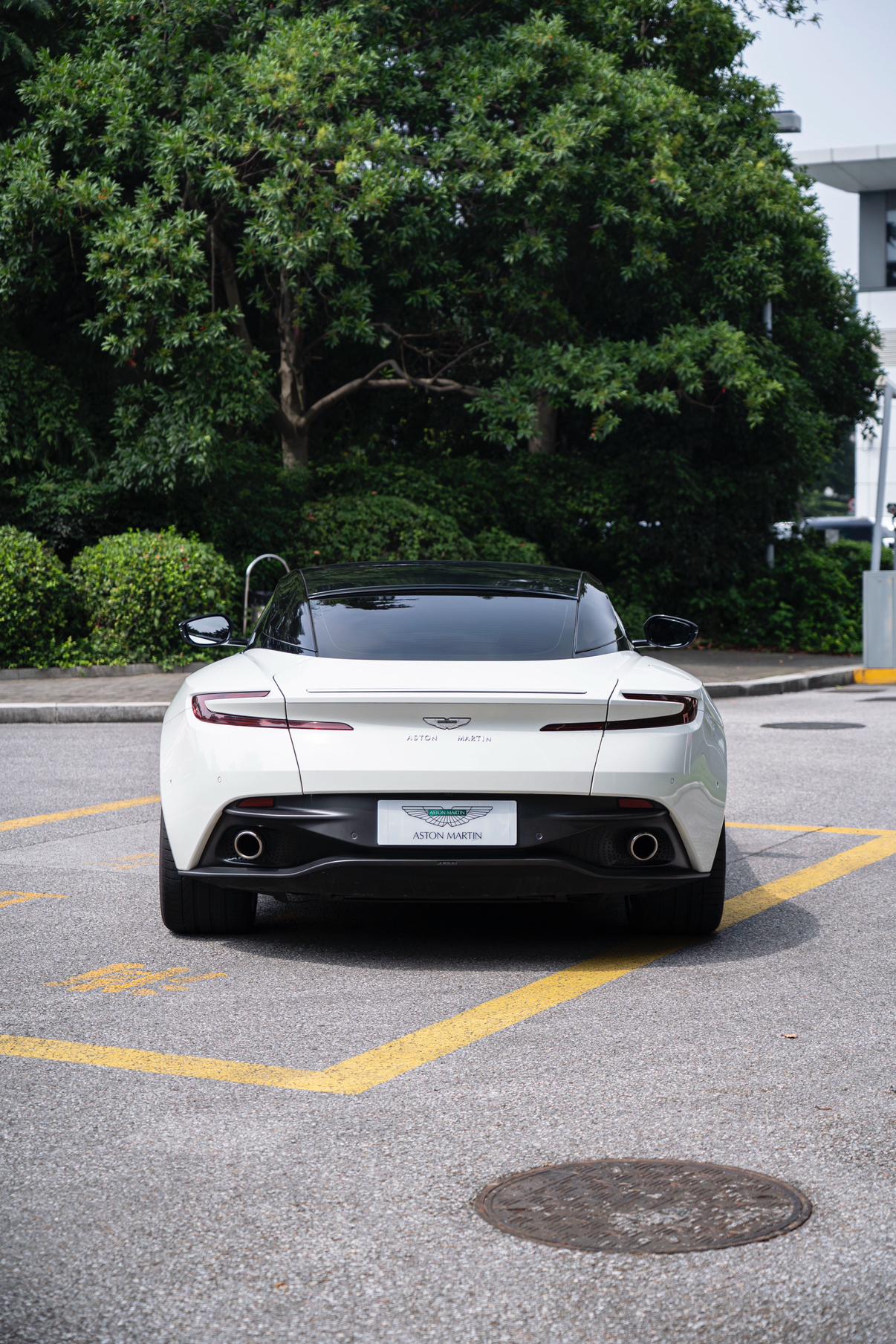 Aston Martin DB11 2019 thumb 10