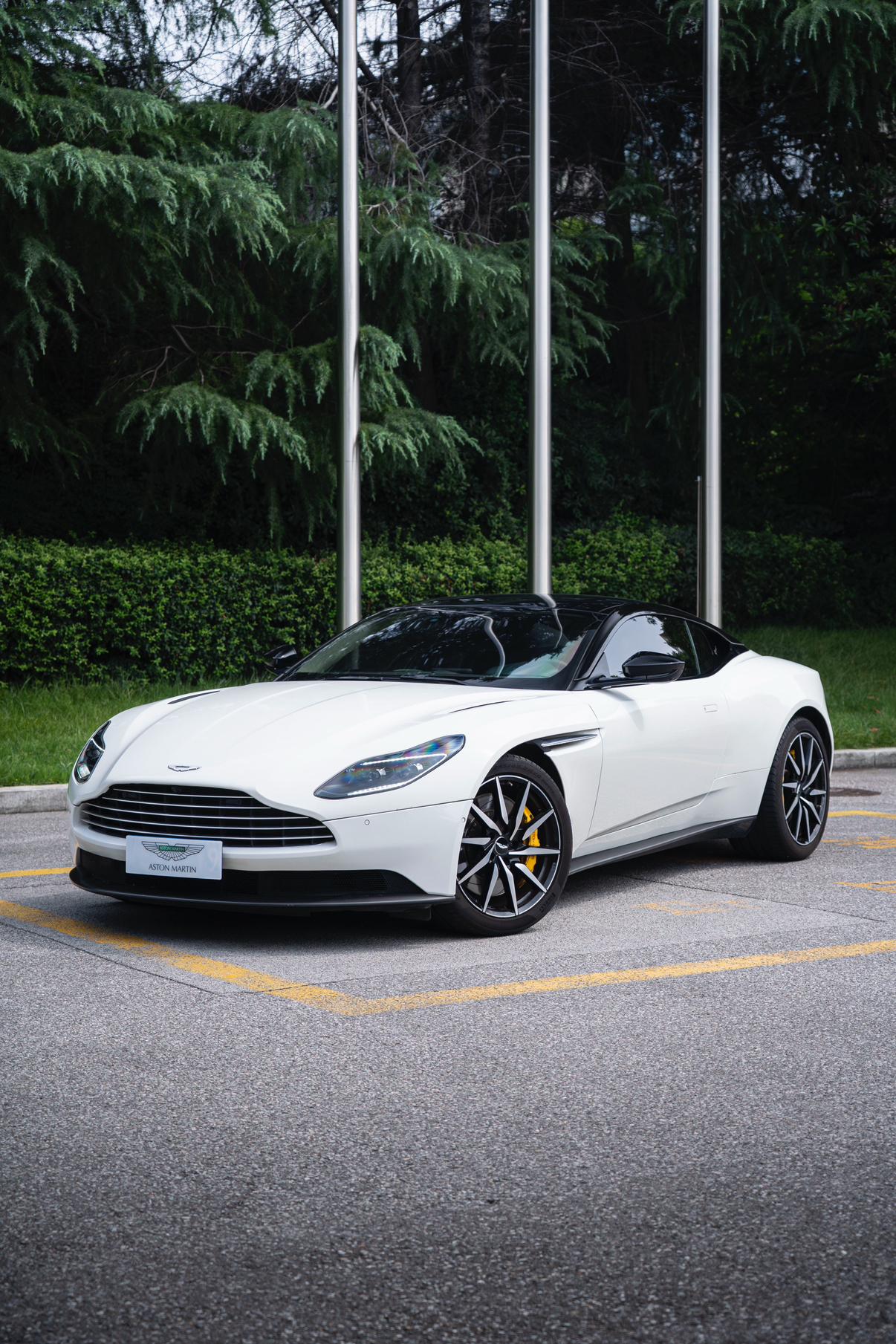 Aston Martin DB11 2019 thumb 12