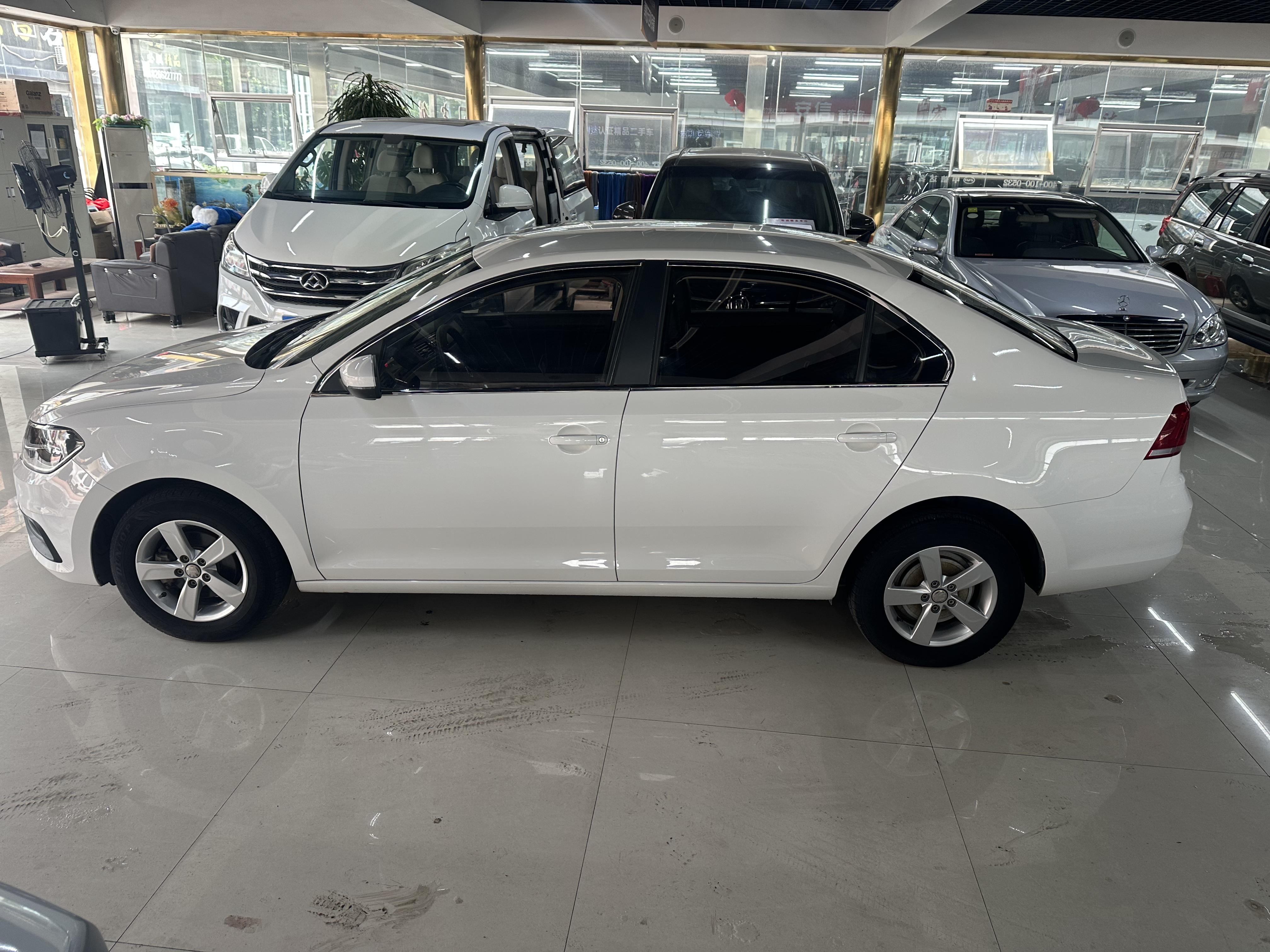 Volkswagen Santana 2016 thumb 2