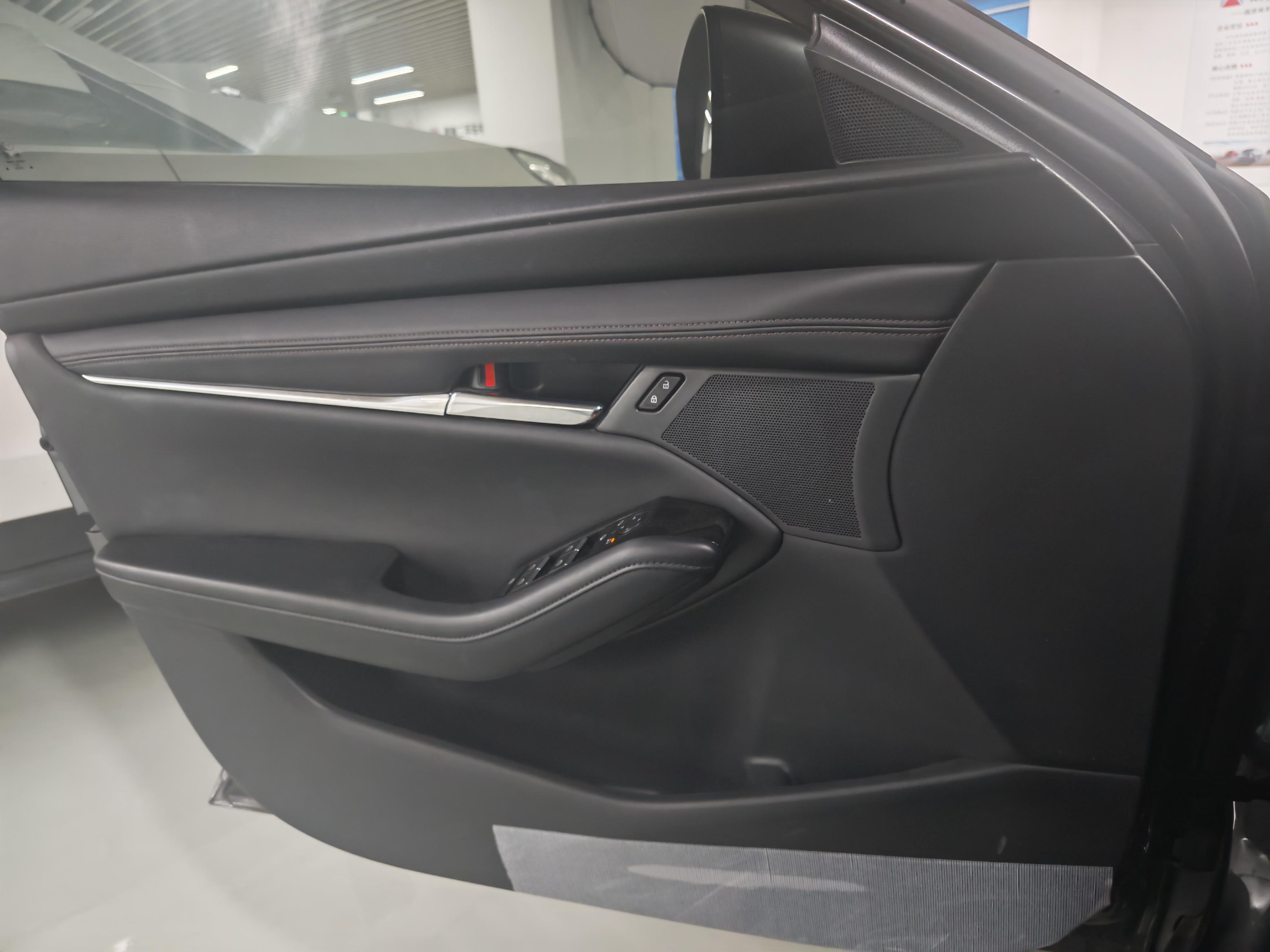 Mazda 3 2020 thumb 4