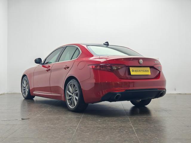 Alfa Romeo Giulia 2017 thumb 3