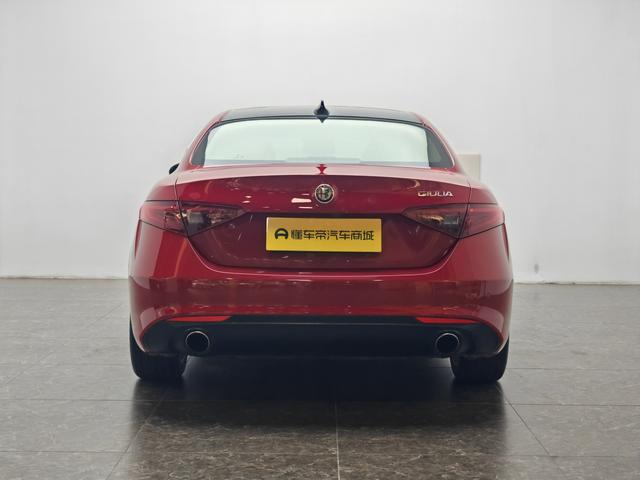 Alfa Romeo Giulia 2017 thumb 4