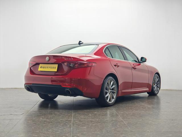 Alfa Romeo Giulia 2017 thumb 5