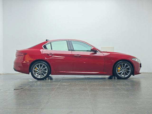 Alfa Romeo Giulia 2017 thumb 6