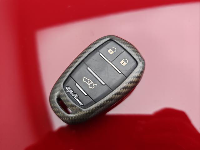 Alfa Romeo Giulia 2017 thumb 9