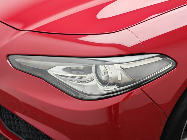 Alfa Romeo Giulia 2017 thumb 10