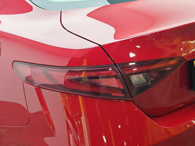 Alfa Romeo Giulia 2017 thumb 11