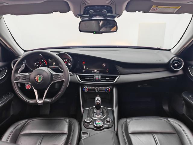 Alfa Romeo Giulia 2017 thumb 12