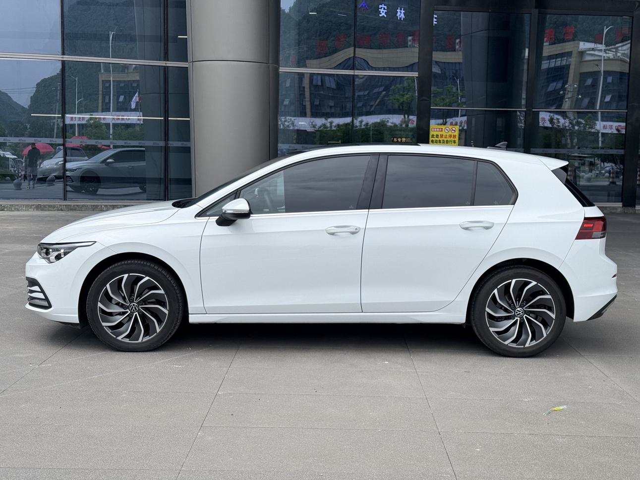 Volkswagen Golf Sportsvan 2023 thumb 2