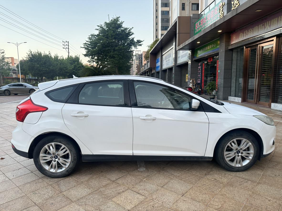 Ford Focus ST 2015 thumb 5
