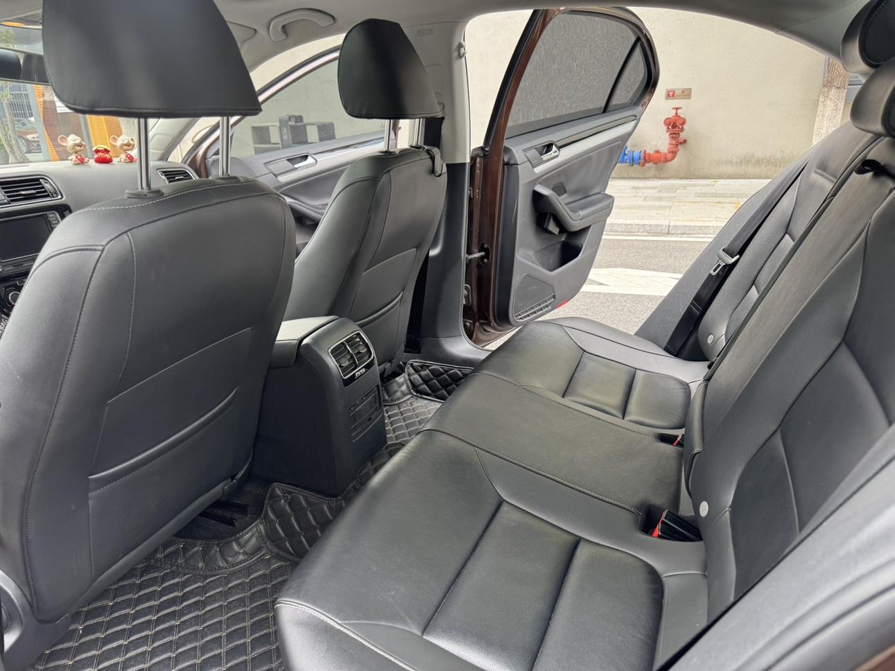 Volkswagen Sagitar 2017 thumb 7