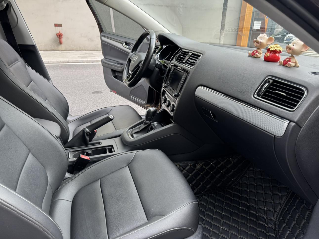 Volkswagen Sagitar 2017 thumb 9