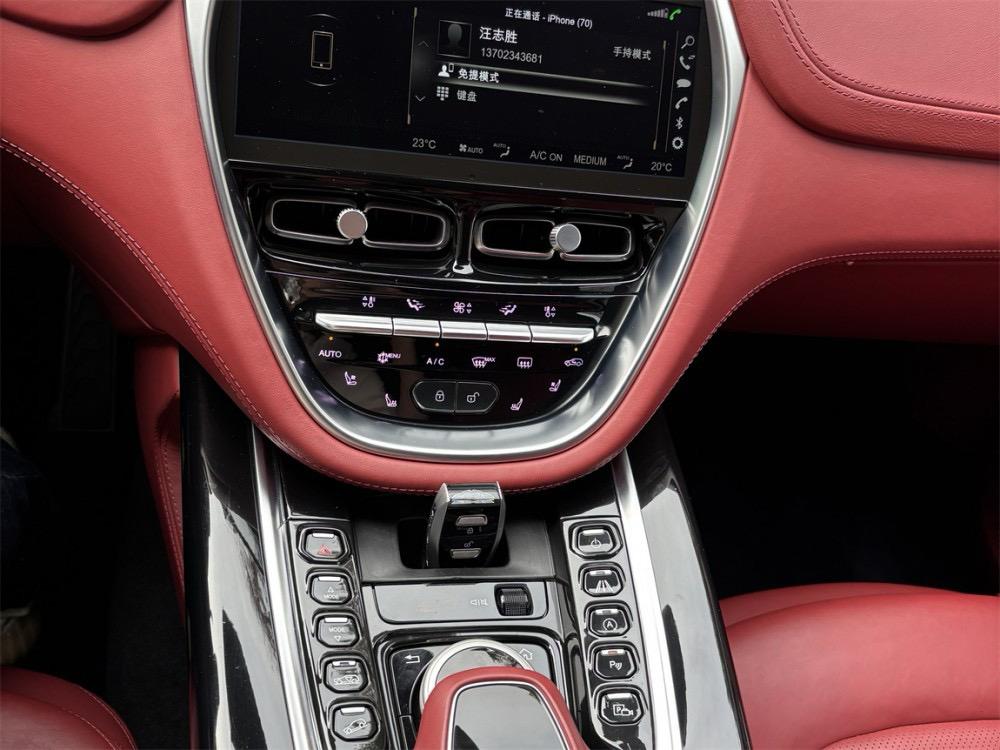 Aston Martin DBX 2020 thumb 6
