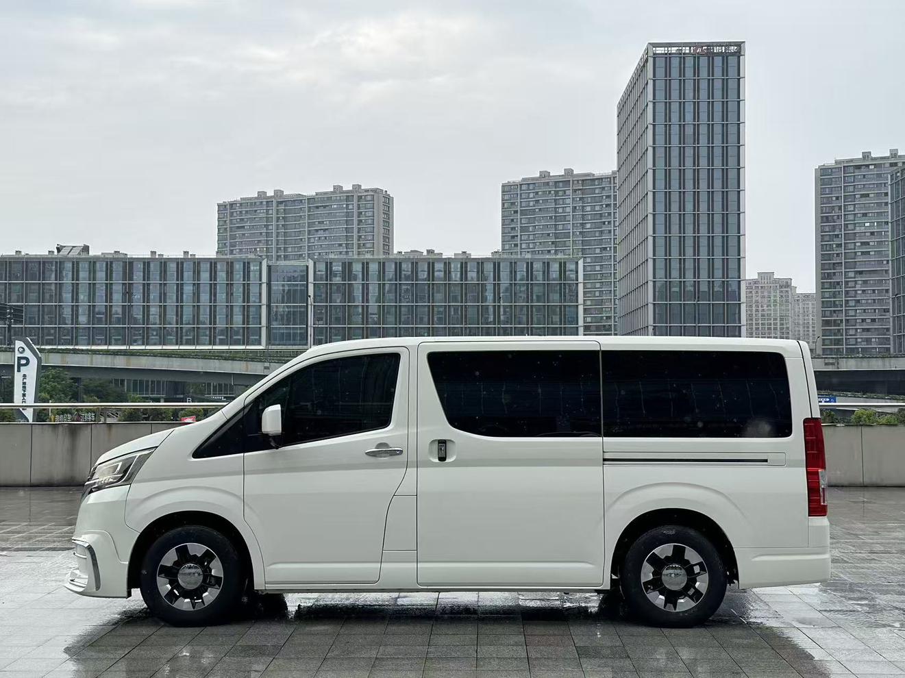 Toyota HiAce 2024 thumb 2