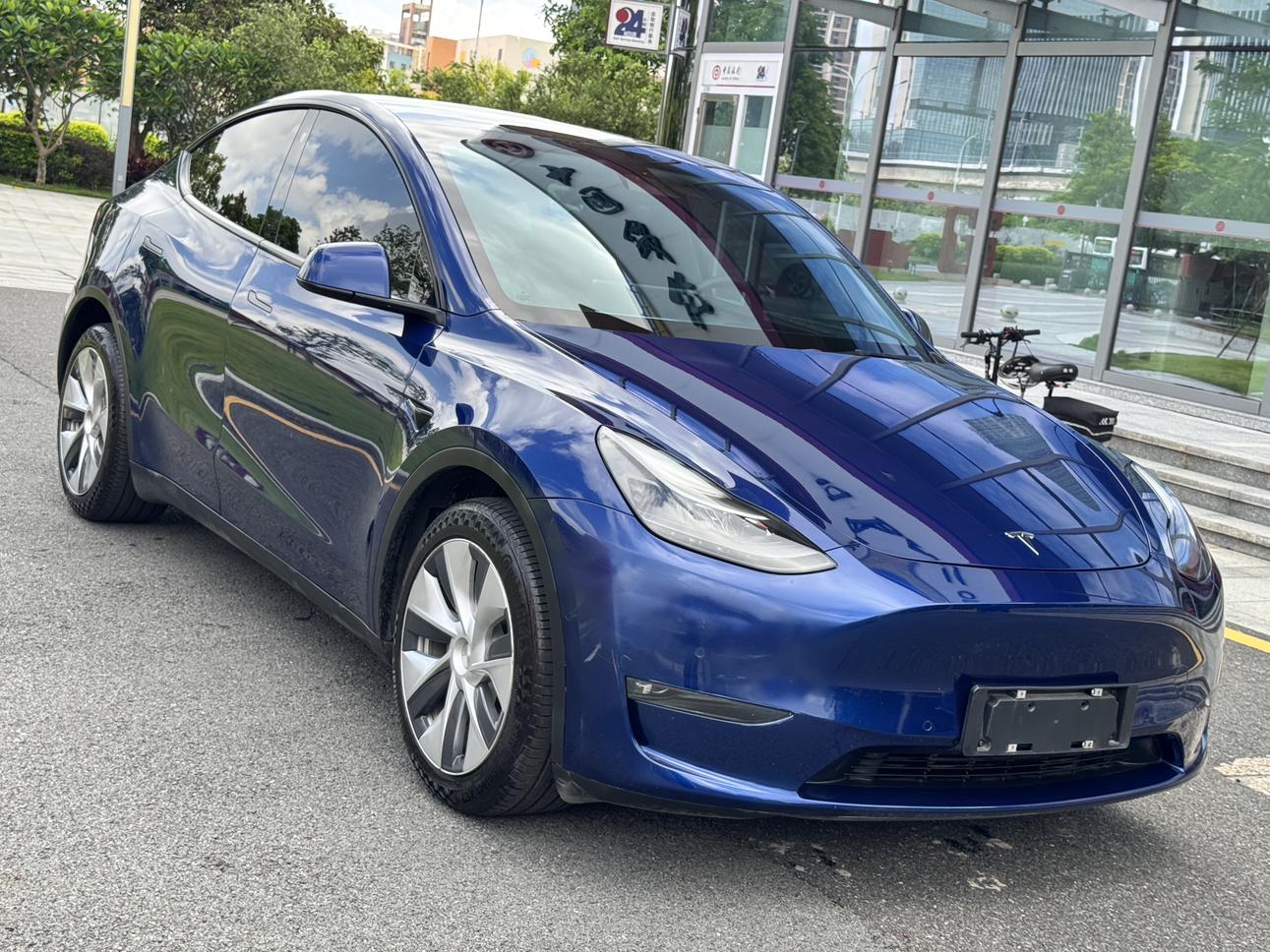 Tesla Model Y 2021 thumb 10