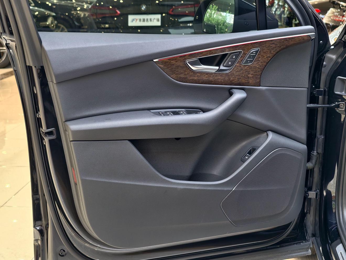 Audi Q7 2021 thumb 10