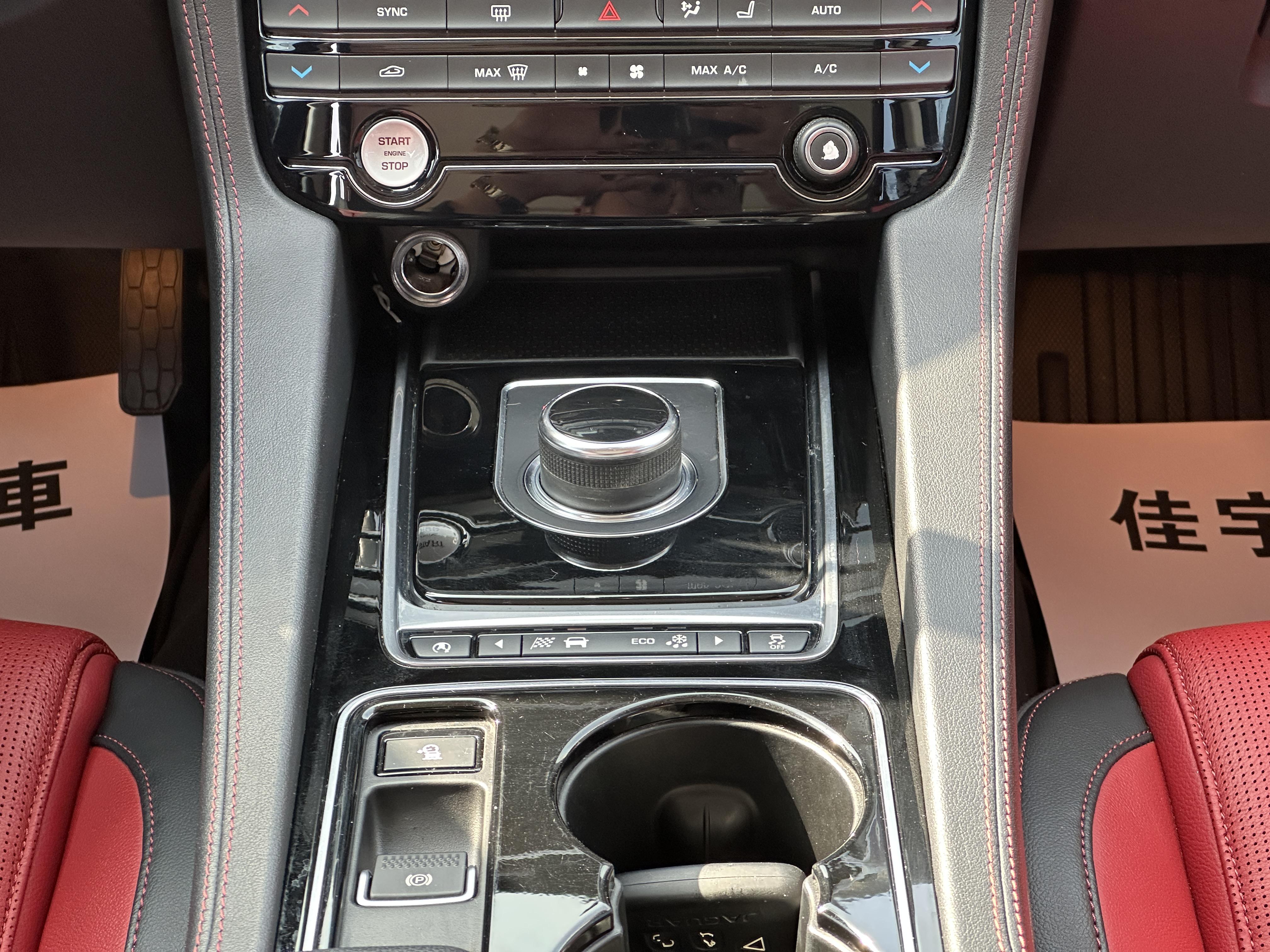 Jaguar F-Pace 2016 thumb 10