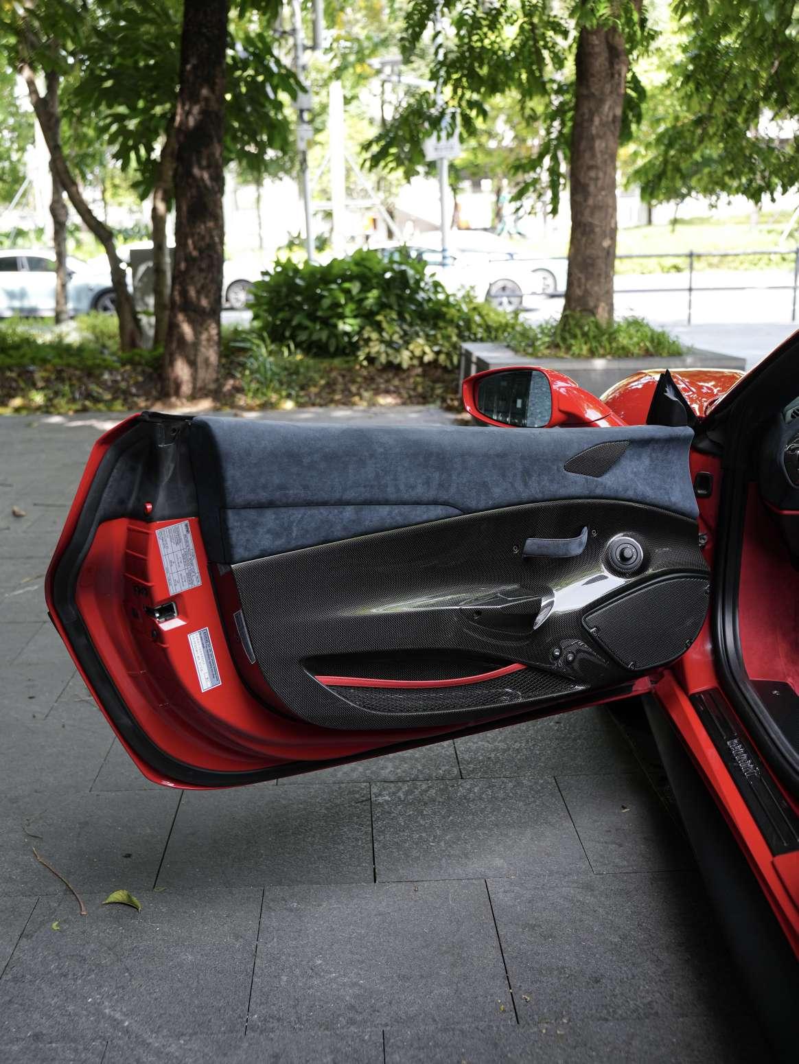 Ferrari 488 2019 thumb 6