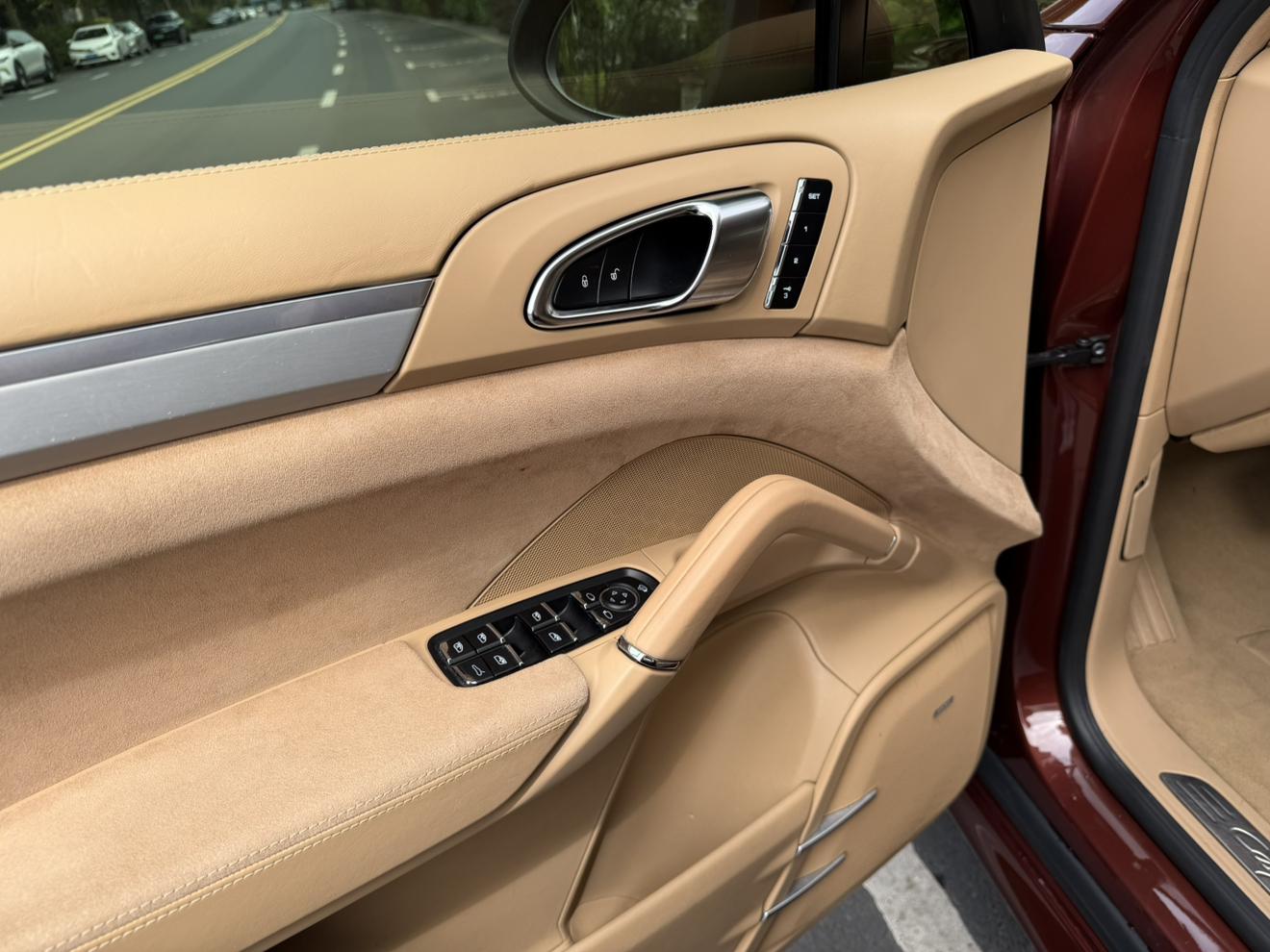 Porsche Cayenne 2012 thumb 10